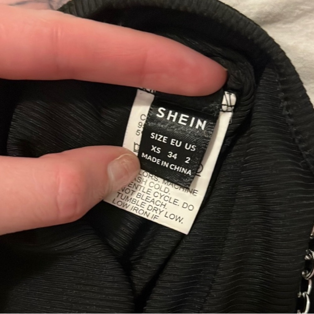 SHEIN Black Cutout Chain Strap Crop Top - Picture 3 of 5